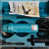T05. Makita disc grinder. 